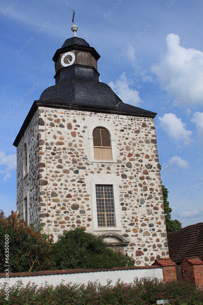 Wuchtiger Kirchturm in Rogätz an der Elbe