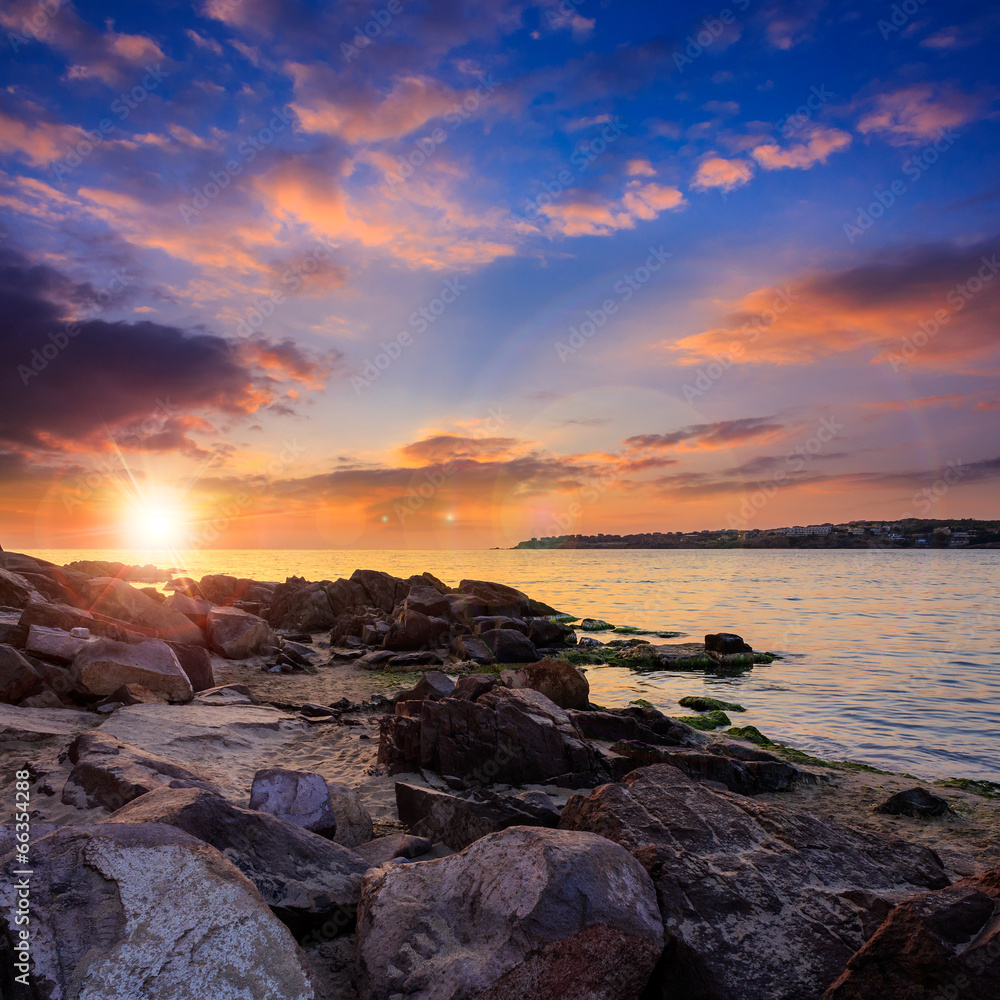 Obraz premium calm sea at hot sunrise