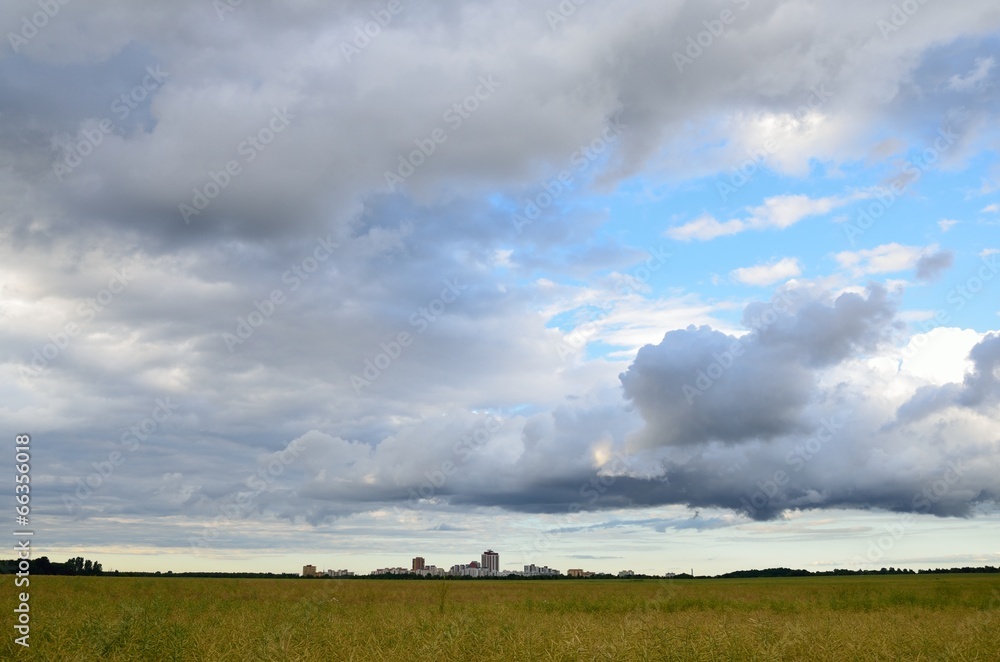 Wolken über Berlin-Marienfelde aus Richtung Süden