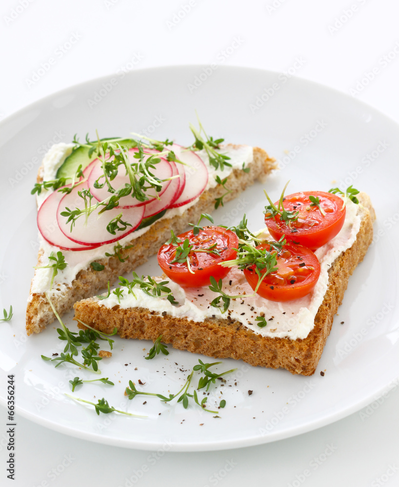Toast bread with quark cheese and vegetables Toast bread with quark cheese and vegetables