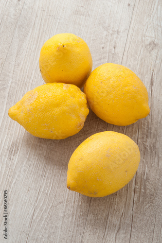 Limoni posati su un tavolo di legno