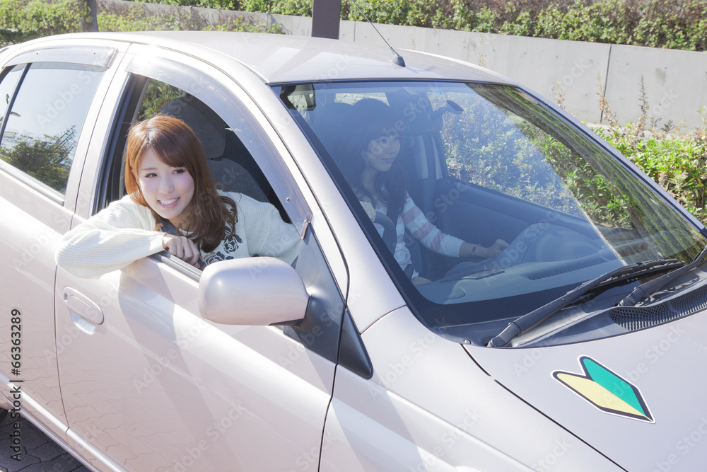 初心者マークを貼って運転する女性 初心者マークを貼って運転する女性