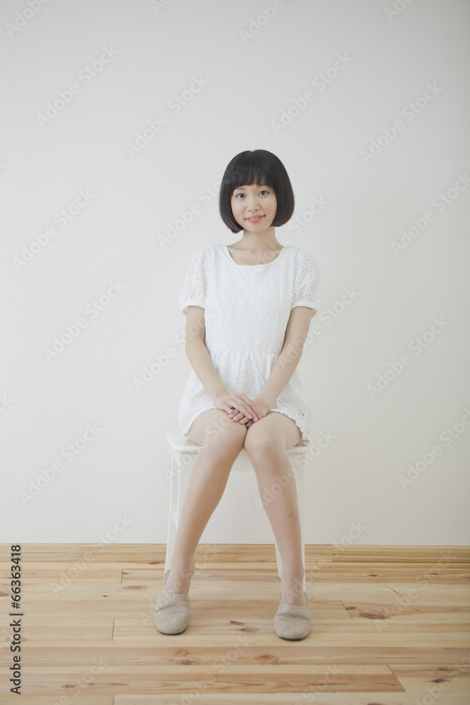椅子に座る女性 椅子に座る女性