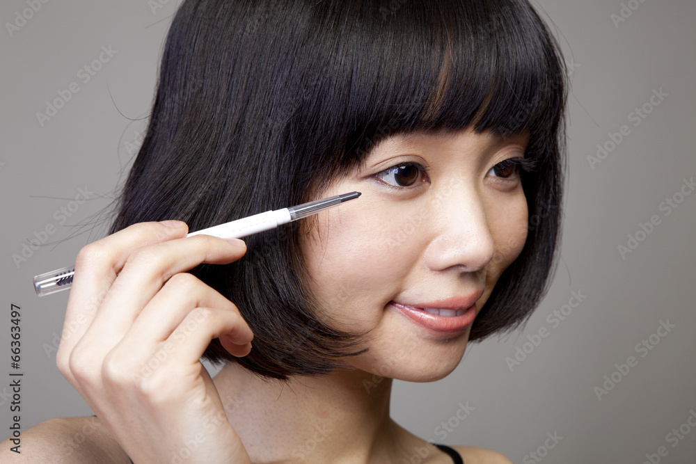 Obraz premium アイラインを引く女性