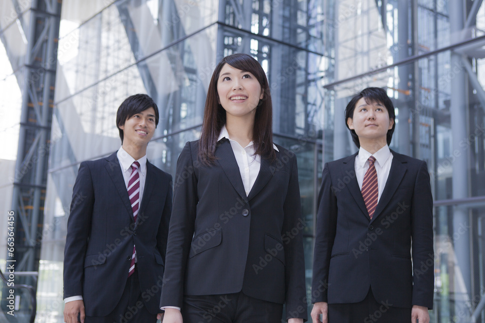 同じ方向を見つめるビジネスマンとビジネスウーマン