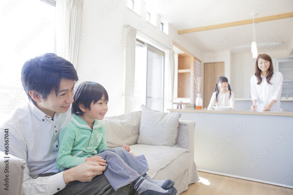 リビングでくつろぐ家族 リビングでくつろぐ家族