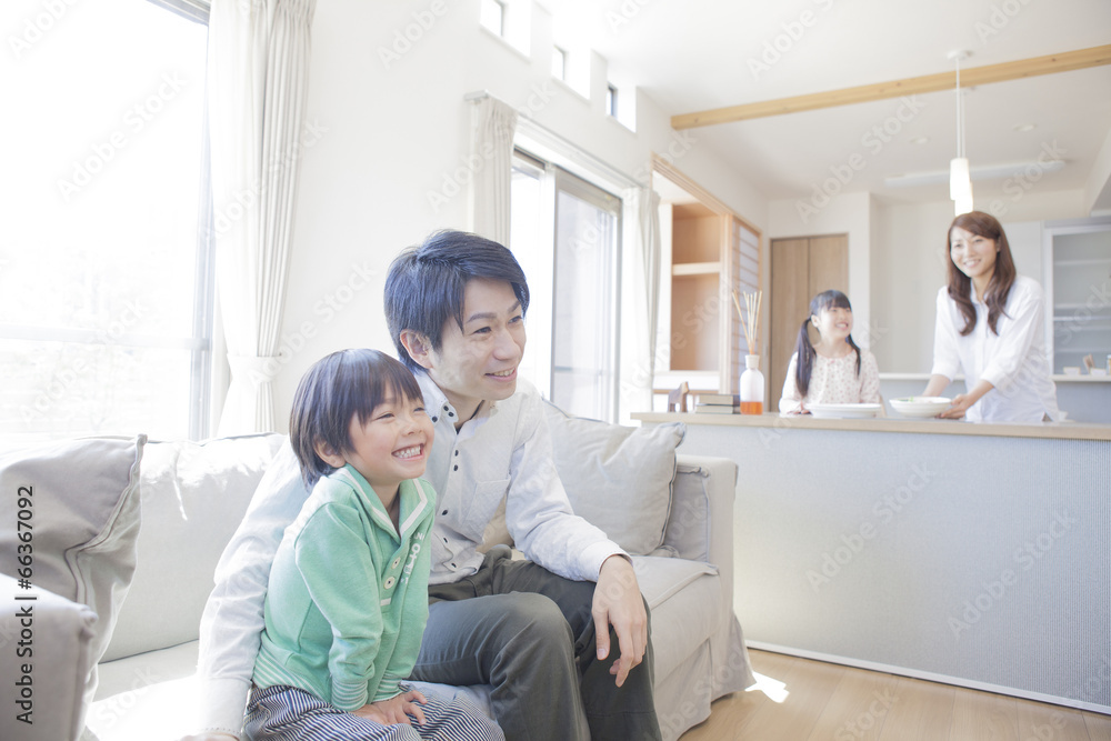 リビングでくつろぐ家族 リビングでくつろぐ家族