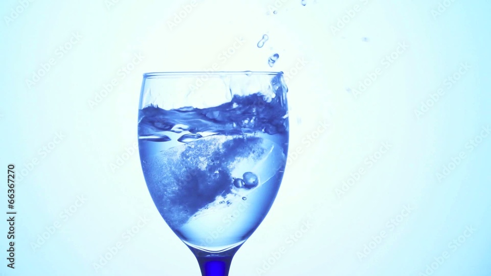 グラスに氷を落とす グラスに氷を落とす