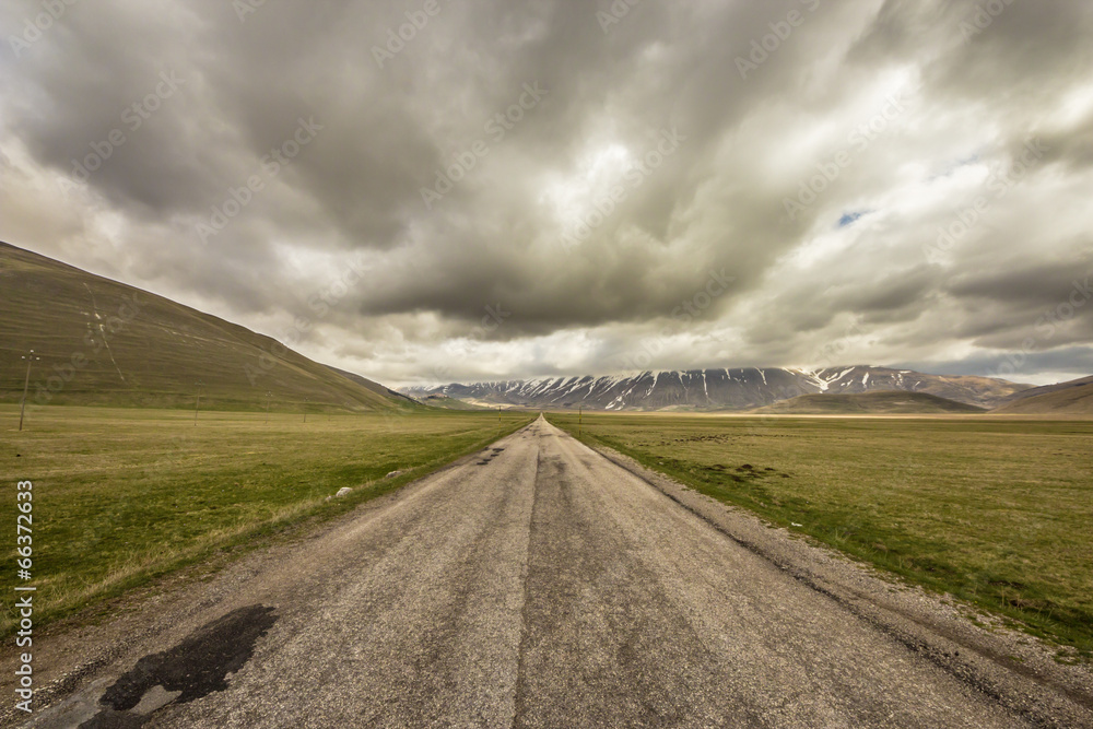 Fototapeta premium bad weather on the road to Castelluccio, Italy
