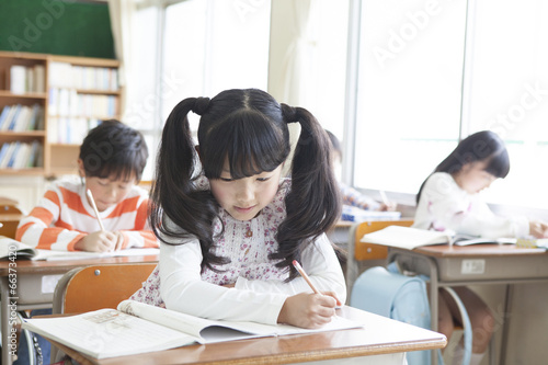 教室で勉強する小学生