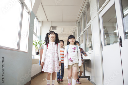 廊下を歩く小学生