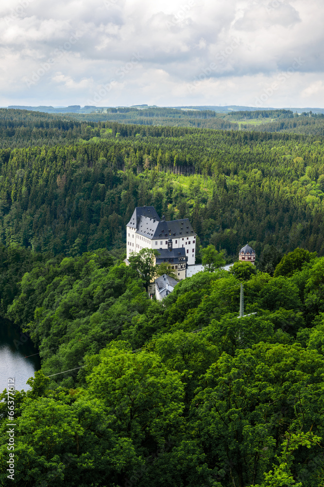 Fototapeta premium Schloss Burgk an der Talsperre Burgkhammer im Vogland