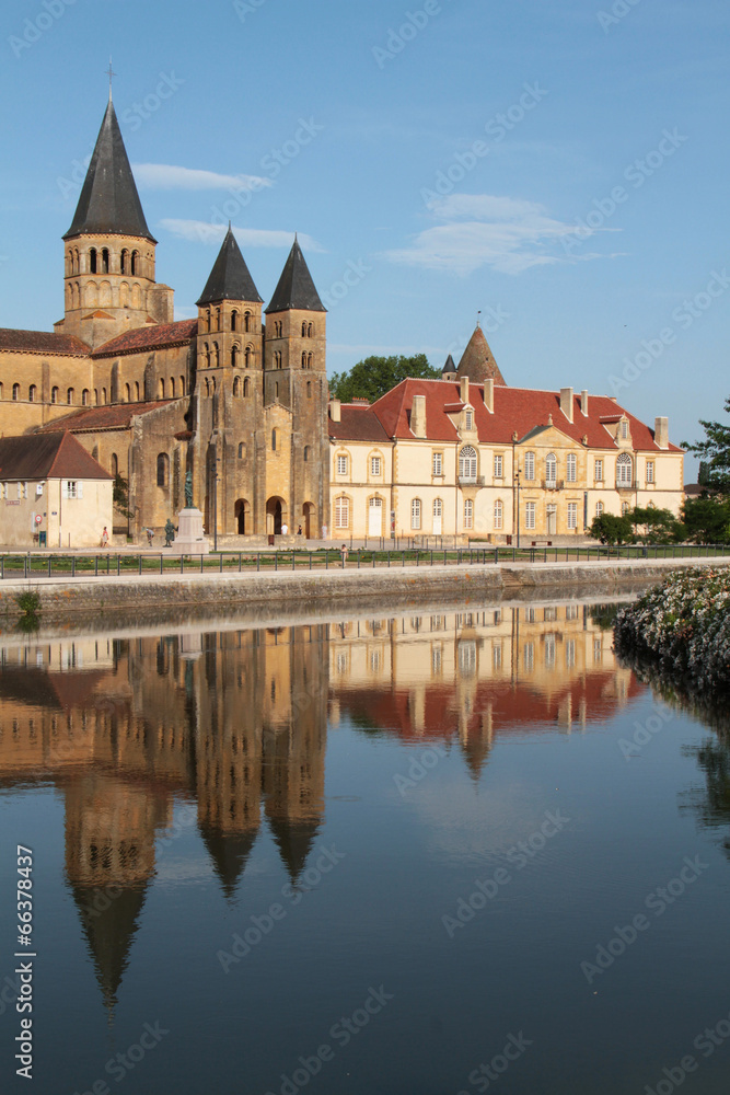 La Basilique de Paray-le-Monial et son reflet