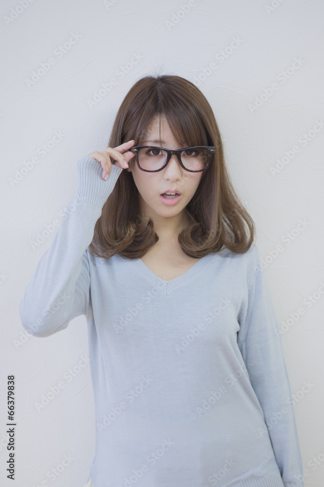 メガネをかけた女性 メガネをかけた女性