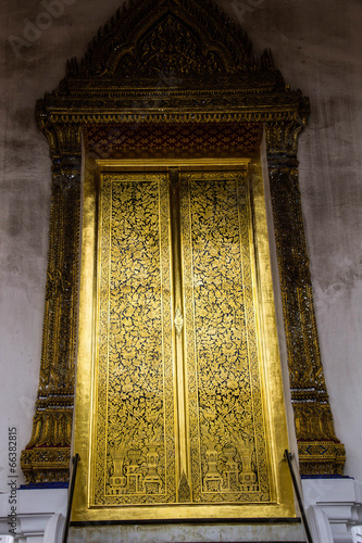 window of Wat Suthat temple photo