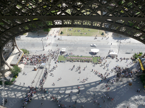 File d'attente sous la tour Eiffel, Paris