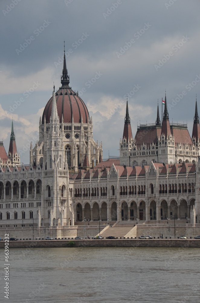 Fototapeta premium Blick zum Parlament in Budapest