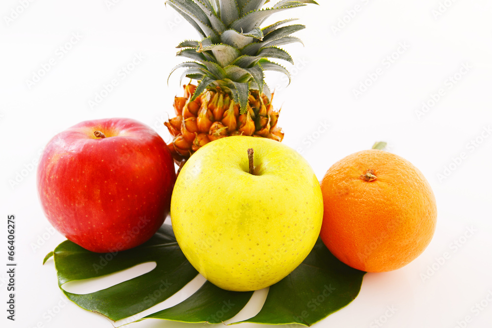 新鮮な果物とモンステラの葉