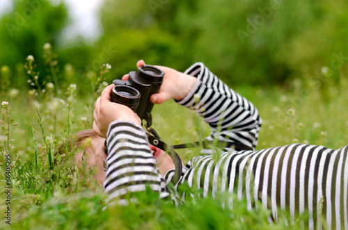 Obraz na plátne Young child using a pair of binoculars