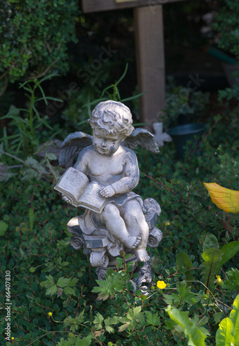kleiner Engel mit Buch © Blende8