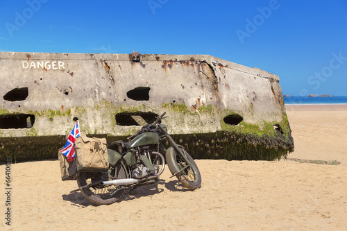 Billede på lærred Vieille Moto sur la Plage de Arromanches