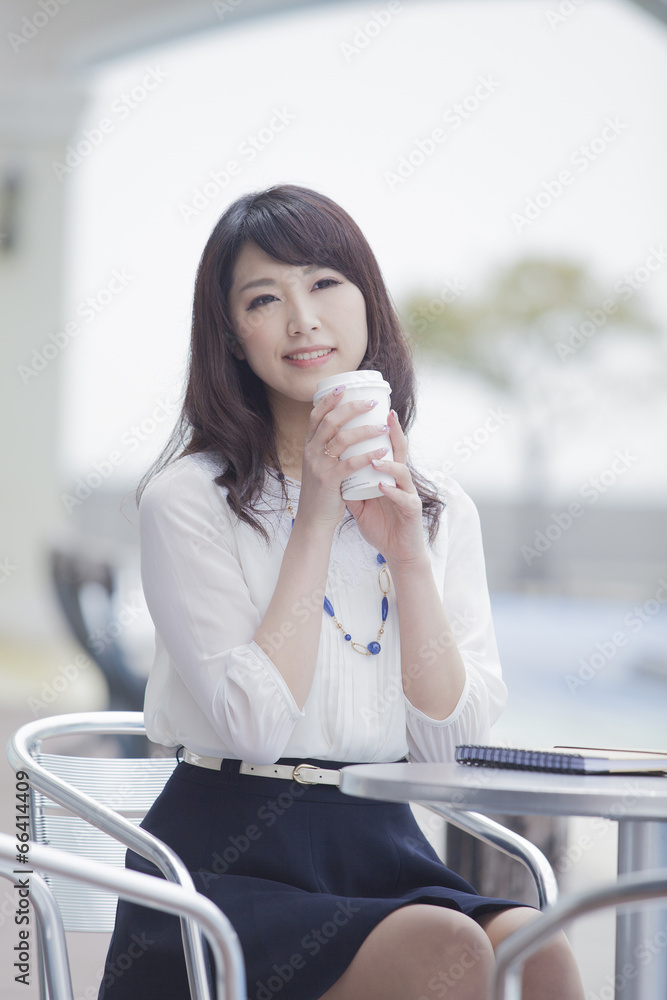 カフェでドリンクを飲む女性