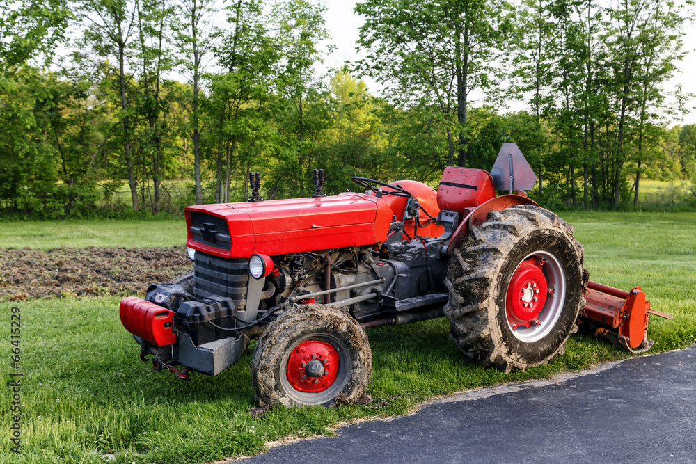 Obraz premium Bright Red Tractor