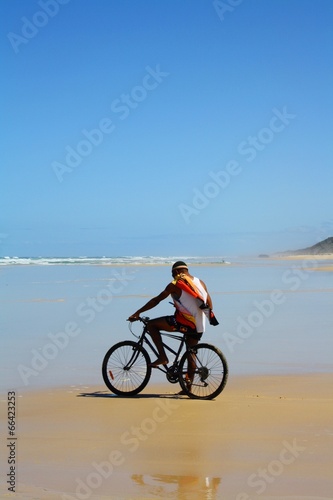 Radfahrer am Strand