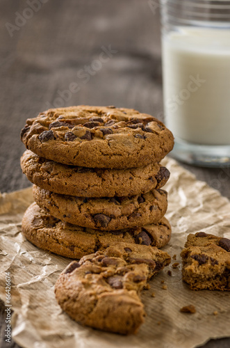 Schoko-Cookies mit einem Glas Milch