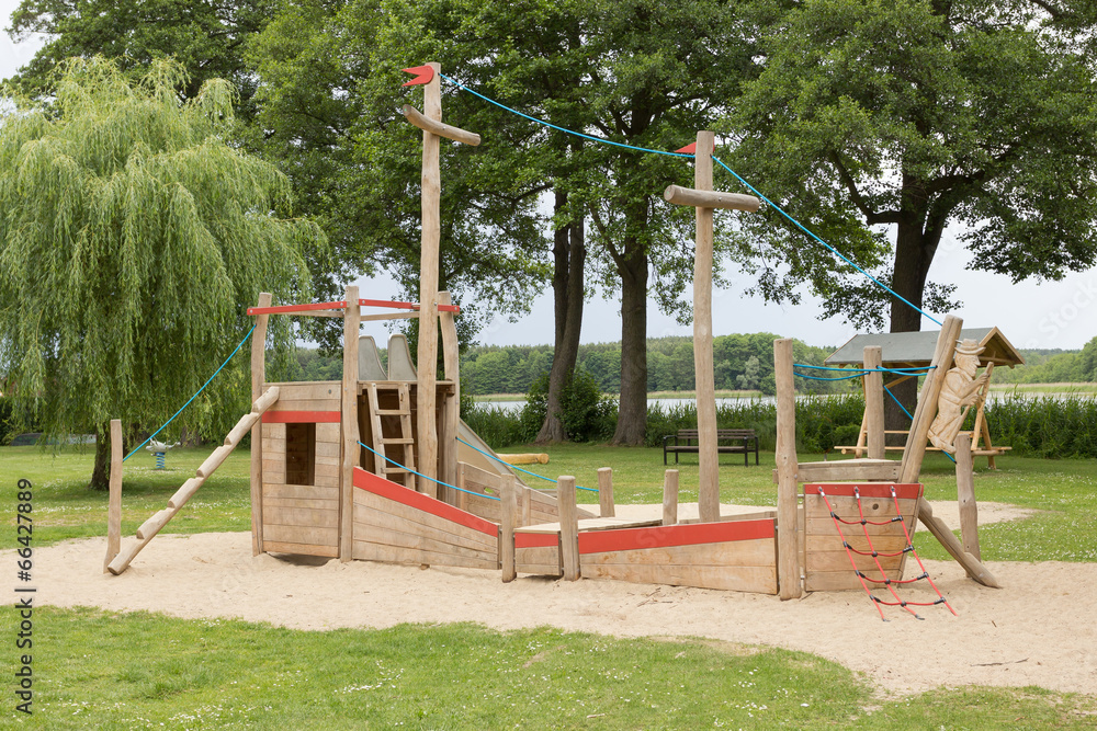 Holzboot als Klettergerüst auf dem Spielplatz Holzboot als Klettergerüst auf dem Spielplatz