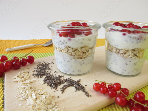 Frühstück mit Joghurt, Chiasamen, Haferflocken und Beeren photo