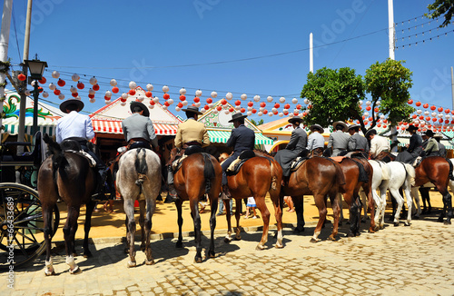 Grupo de jinetes a caballo, Feria de Sevilla, España