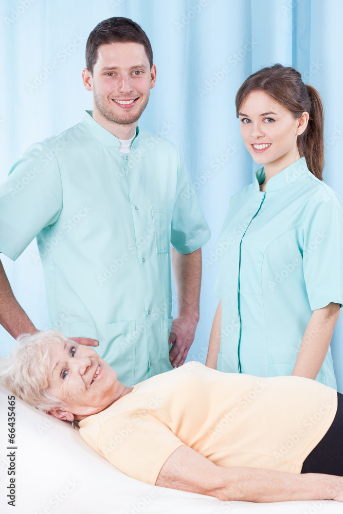 Obraz premium Elderly patient and doctors