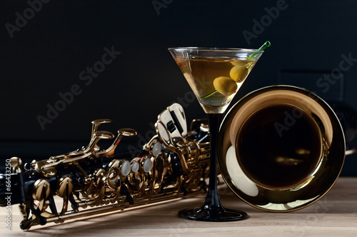 Canvas Print saxophone and martini with green olives
