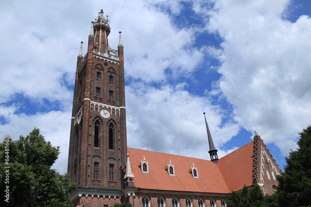 St. Petrikirche mit Bibelturm in Wörlitz an der Elbe St. Petrikirche mit Bibelturm in Wörlitz an der Elbe