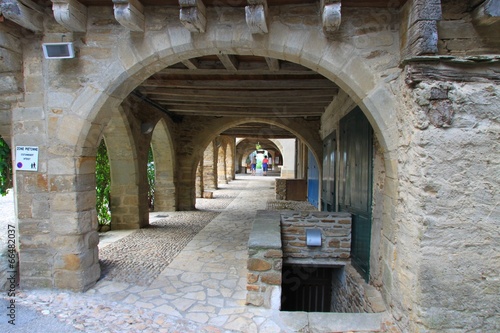 Fotografie Les arcades de Sauveterre de Rouergue