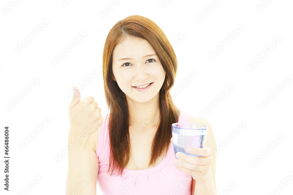 水を飲む笑顔の女性 水を飲む笑顔の女性