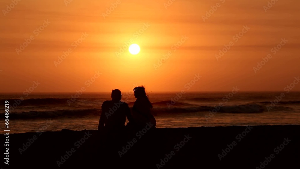 Paar am Strand im Sonnenuntergang Paar am Strand im Sonnenuntergang