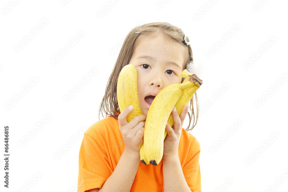 バナナを食べる笑顔の女の子 バナナを食べる笑顔の女の子
