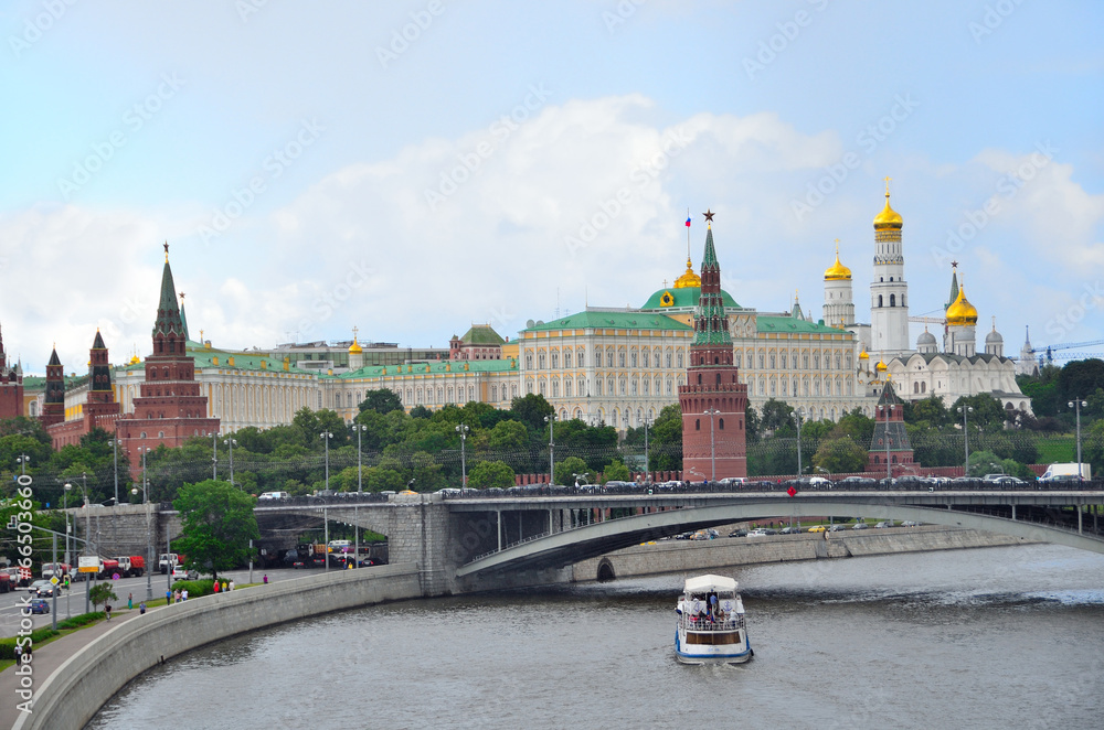 Московский кремль летом в дождливую погоду