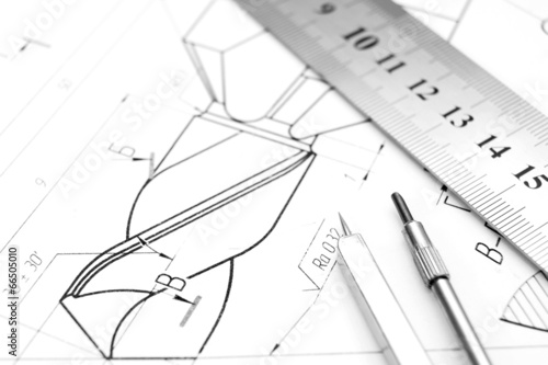 Canvastavla Compasses, ruler and the drawing.