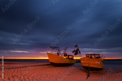 łodzie rybackie nocą na brzegu Morza Bałtyckiego