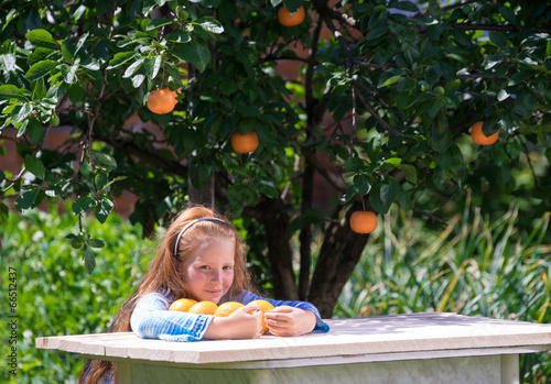 Cuadro en lienzo Girl with oranges