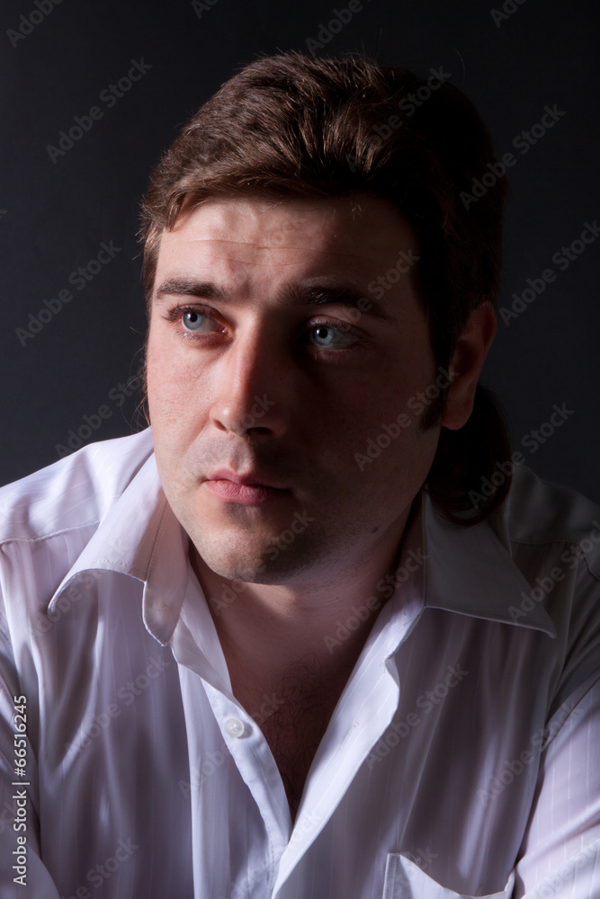 Obraz premium man posing in white shirt