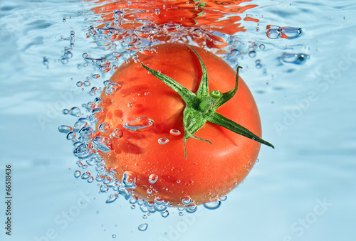Pomidor wpadający do wody