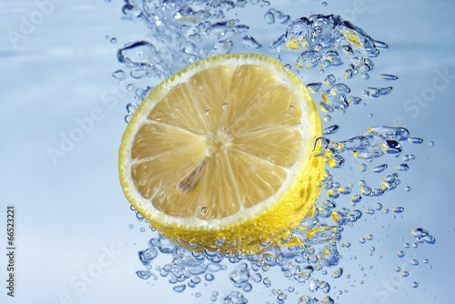 Połowa cytryny w wodzie