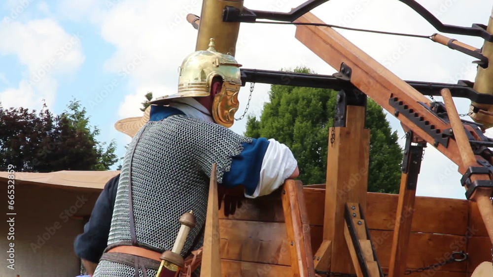 Römischer Soldat an einer Pfeilschussmaschine Römischer Soldat an einer Pfeilschussmaschine