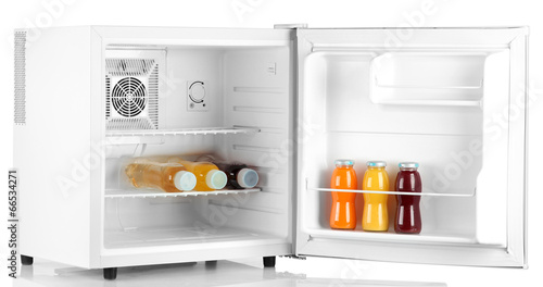 Konstfotografi mini fridge full of bottles of juice, soda and fruit isolated