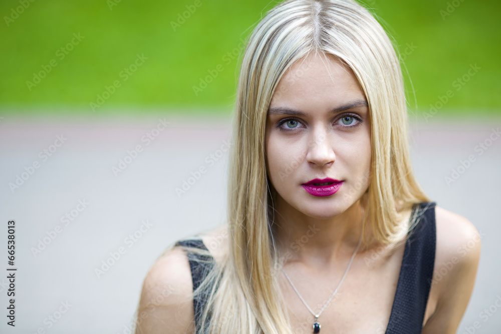 Naklejka premium Portrait of young girl