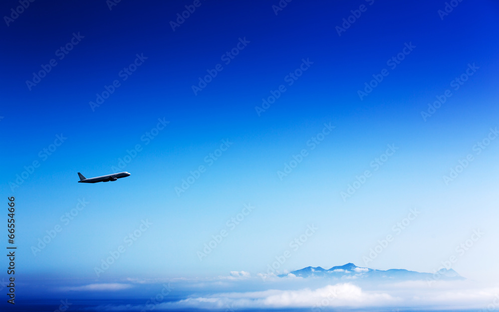 Obraz premium samolot pasażerski w stratosferze